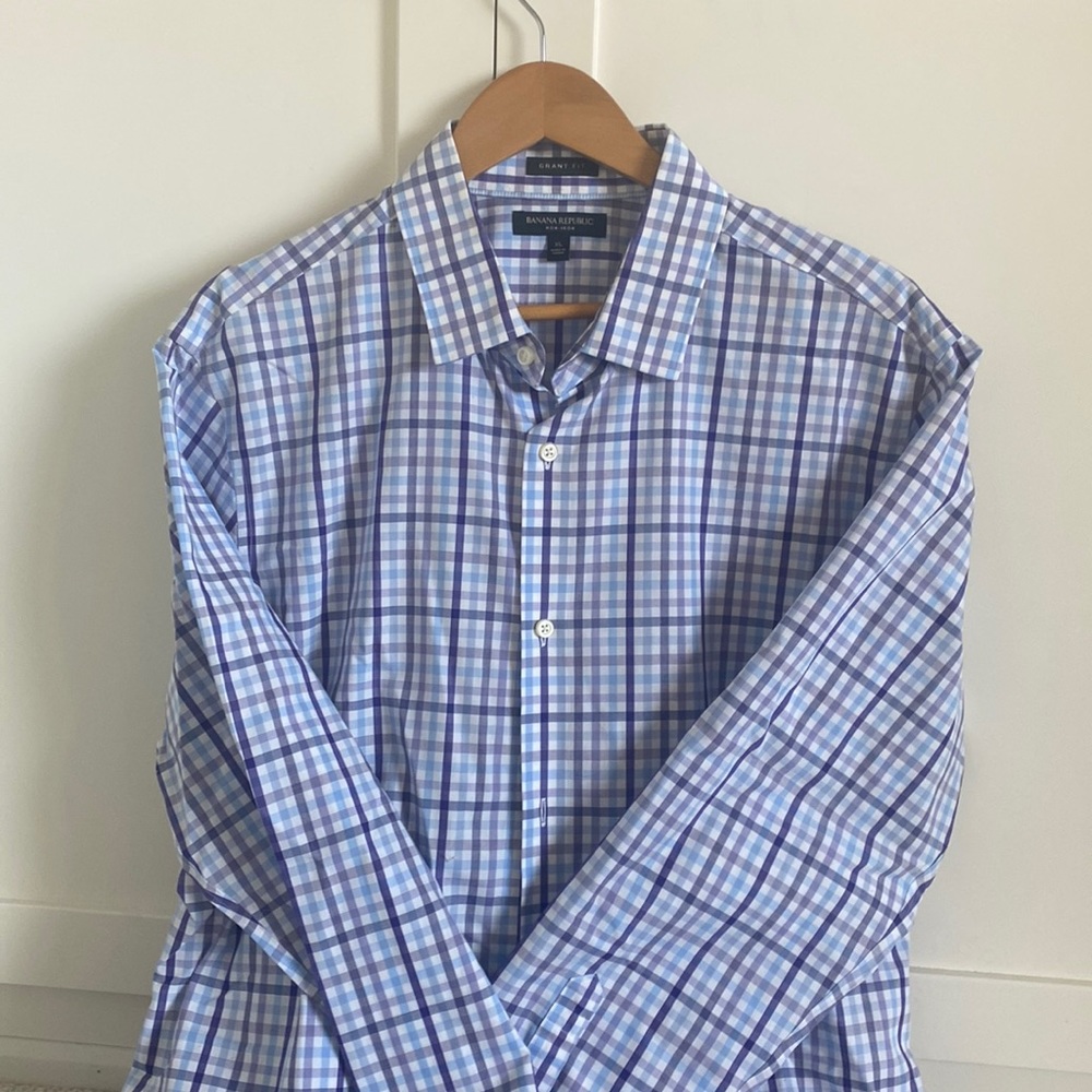 Mens Banana Republic XL non-iron button up. Blue/purple/white.